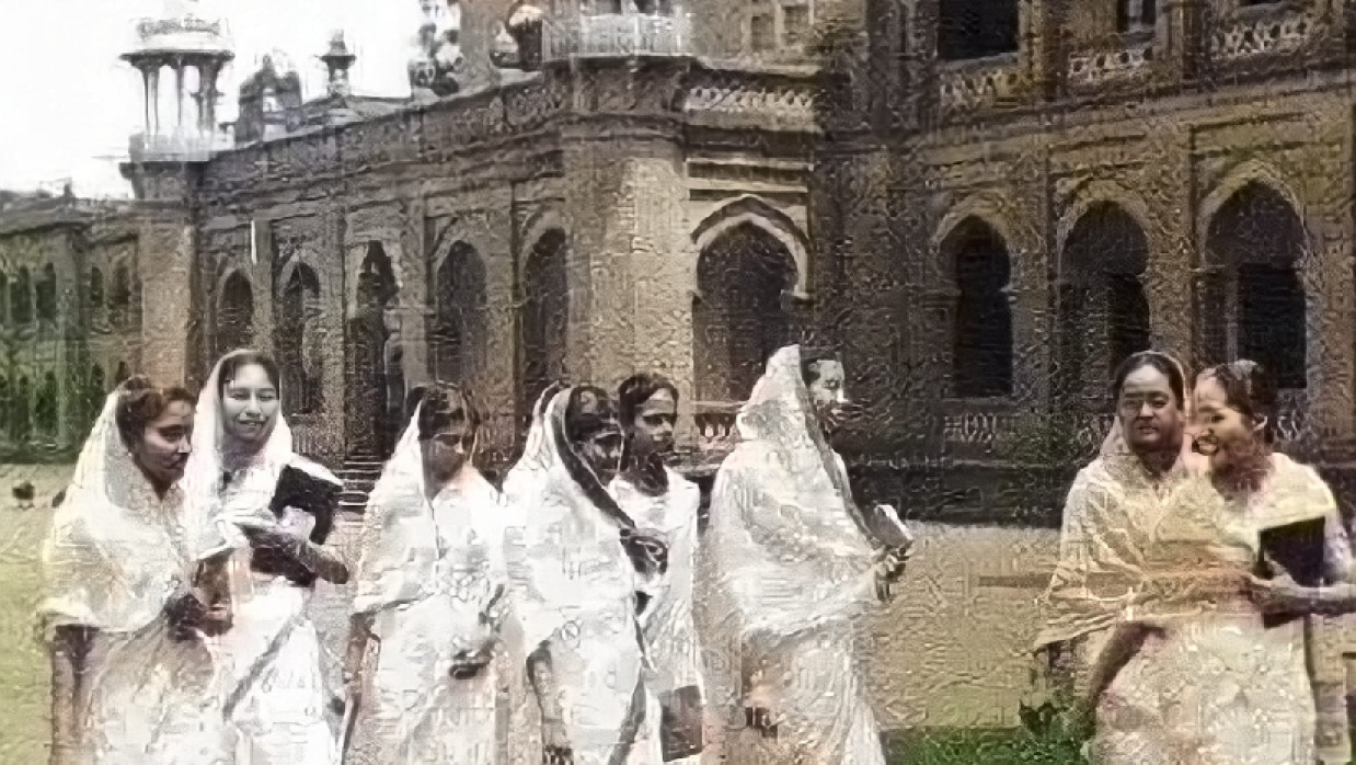 পুরোনো ছবিতে শাড়ি পরিহিত ঢাবির ছাত্রীরা