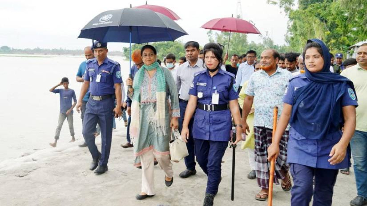 কাউনিয়া উপজেলার পাঞ্জরভাঙ্গা এলাকার তিস্তা নদীর ভাঙনকবলিত এলাকা পরিদর্শন করেন পানিসম্পদ উপদেষ্টা সৈয়দা রিজওয়ানা হাসান