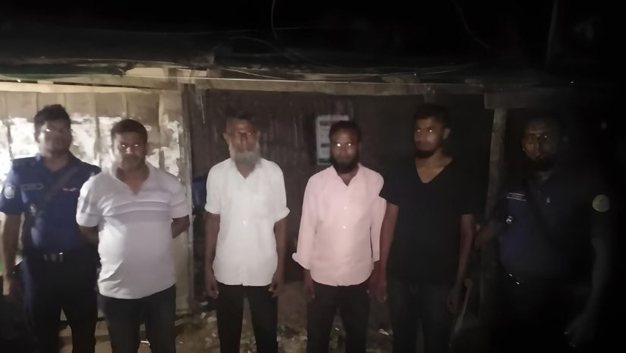 মির্জাগঞ্জ ফেরিঘাটে লঞ্চযাত্রীদের কাছ থেকে অতিরিক্ত ভাড়া আদায়ের অভিযোগে আটক ৪