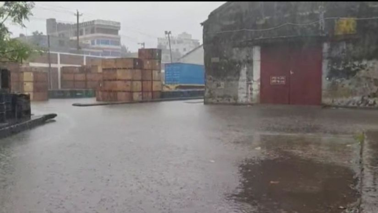 কেশবপুরে টানা ৫ দিনের টানা বৃষ্টিতে বাড়িঘরে পানি উঠেছে