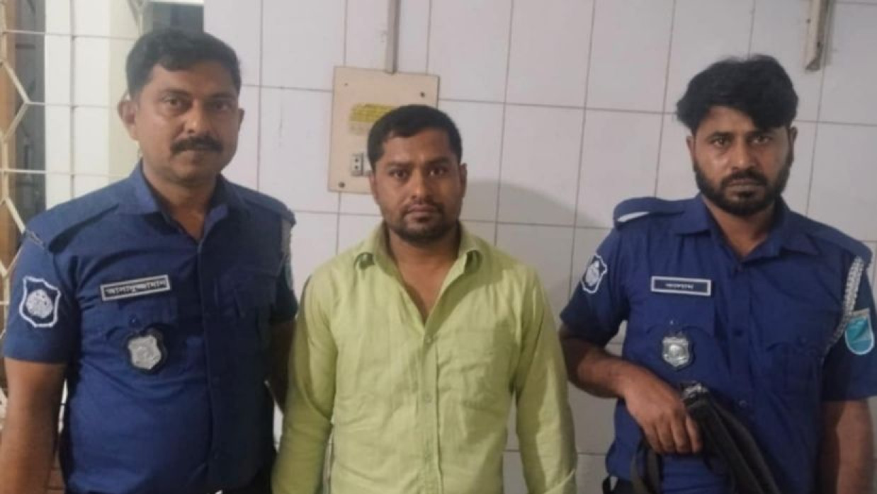 যুবলীগ নেতা মুরগি হেলালকে গ্রেপ্তার করে পুলিশ