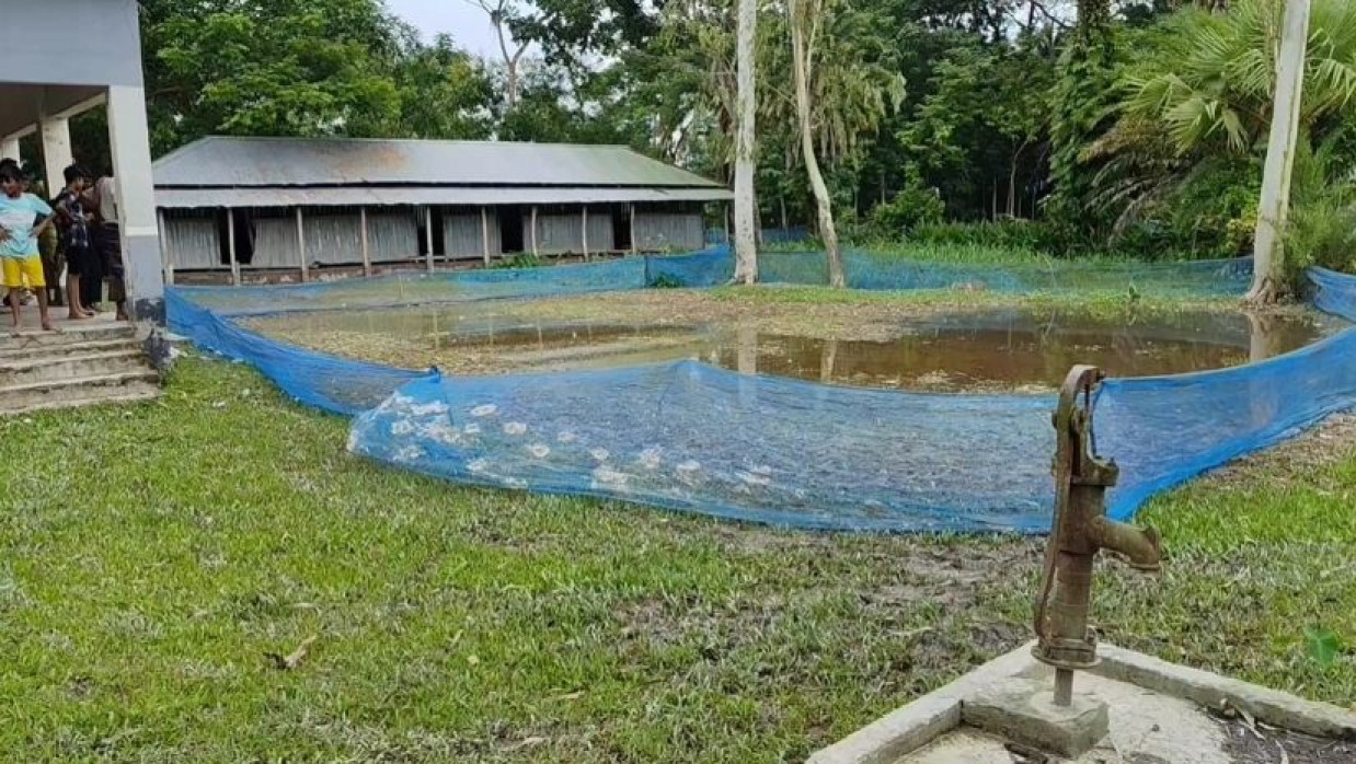 বাউফলের মধ্য নওমালা ছালেহিয়া দাখিল মাদ্রাসার খেলার মাঠে বোরো ধানের বীজ বপন