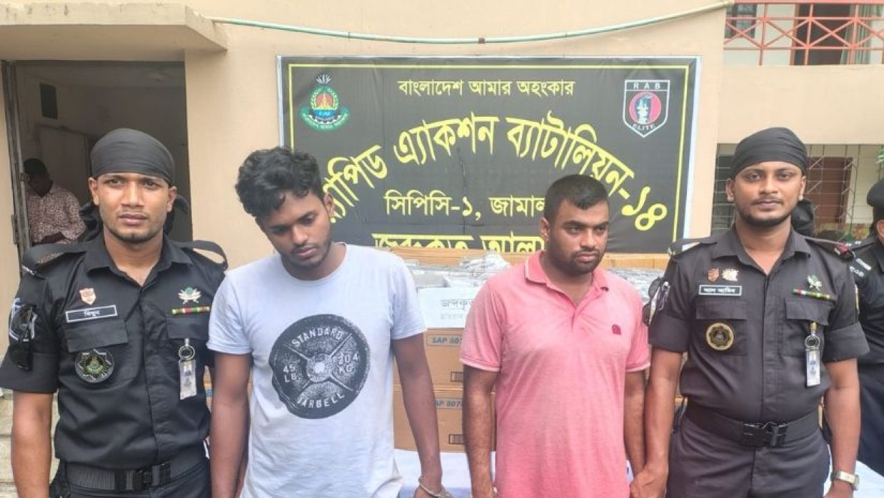 র‍্যাবের অভিযানে অবৈধ ভারতীয় ব্লেডসহ  ২জনকে আটক করে র‍্যাব