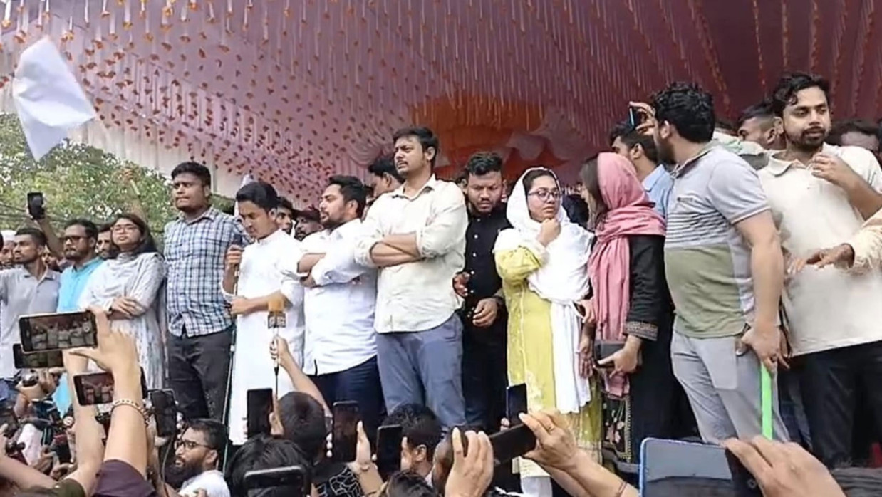 মঞ্চে আহ্বায়ক নাহিদ ইসলাম