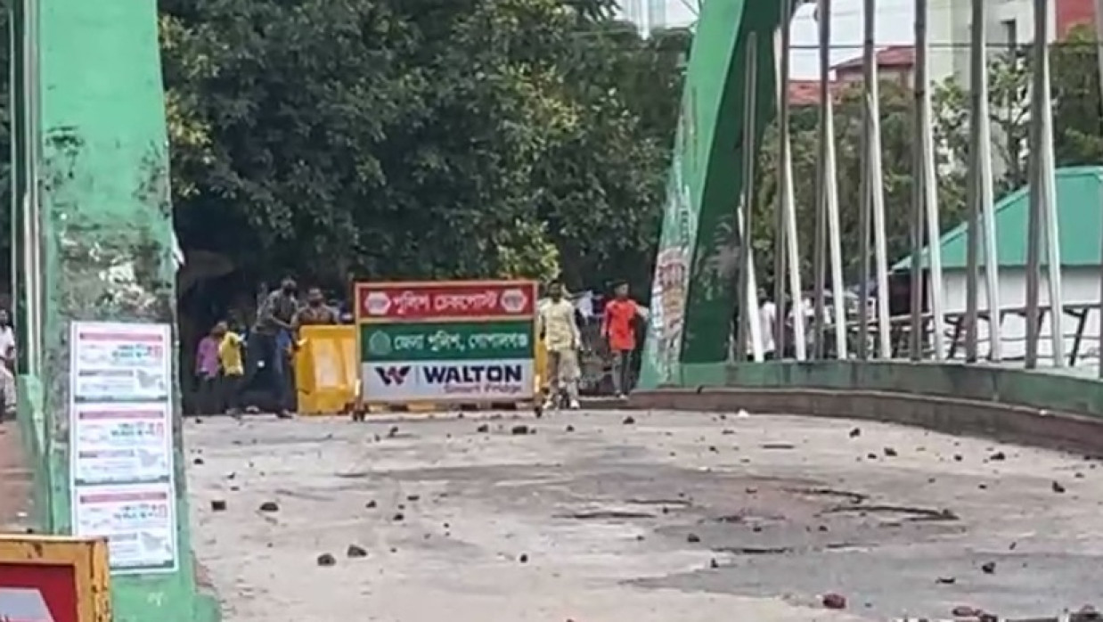 ছাত্রলীগের হামলার দৃশ্য