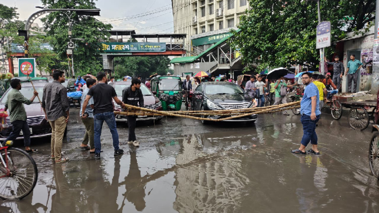 এনসিপির ওপর হামলার প্রতিবাদে শাহবাগ অবরোধ  