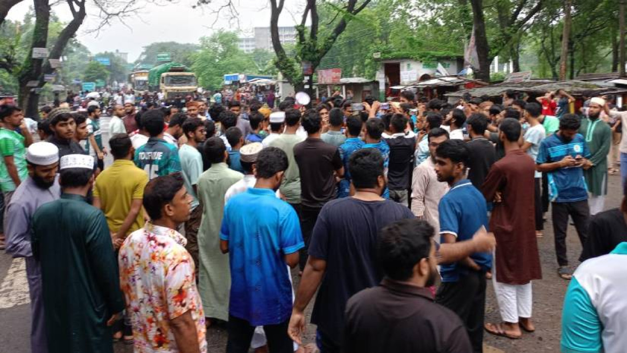 কুষ্টিয়া-খুলনা মহাসড়ক অবরোধ করেছেন ইসলামী বিশ্ববিদ্যালয়ের শিক্ষার্থীরা