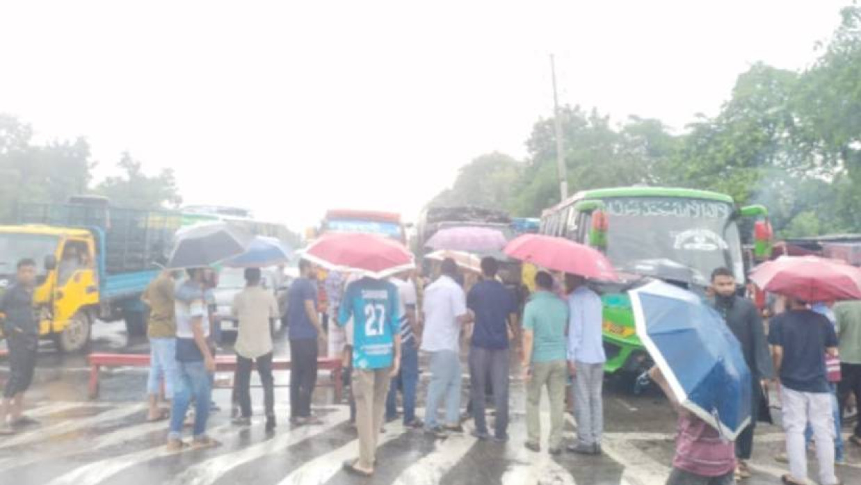 জাবি শিক্ষার্থীদের ঢাকা-আরিচা মহাসড়ক অবরোধ