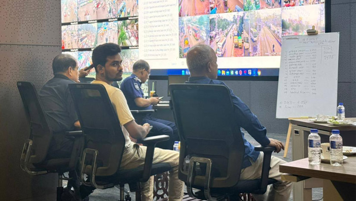 পুলিশ কন্ট্রোল রুম থেকে প্রয়োজনীয় দিকনির্দেশনা দিচ্ছেন স্বরাষ্ট্র উপদেষ্টা এবং যুব ও ক্রীড়া উপদেষ্টা