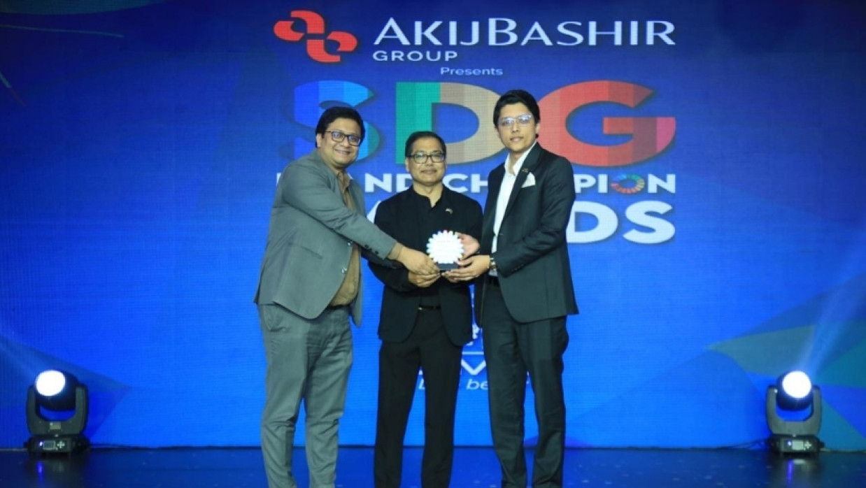‘এসডিজি ব্র্যান্ড চ্যাম্পিয়ন অ্যাওয়ার্ড-২০২৫’ গ্রহণ করছেন ওয়ালটন ডিজি-টেক ইন্ডাস্ট্রিজ লিমিটেডের প্রতিনিধিগণ