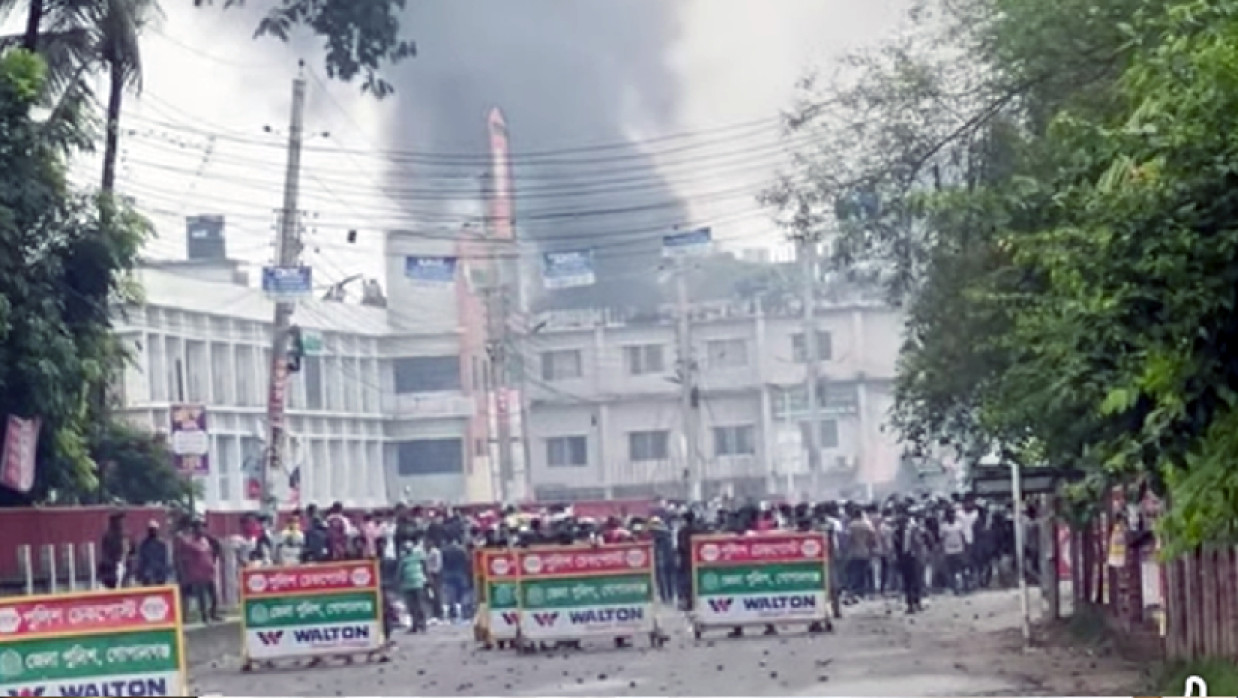 গোপালগঞ্জ ডিসির বাসভবনে হামলা