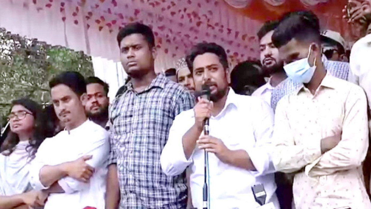 সমাবেশে বক্তব্য রাখছেন নাহিদ ইসলাম