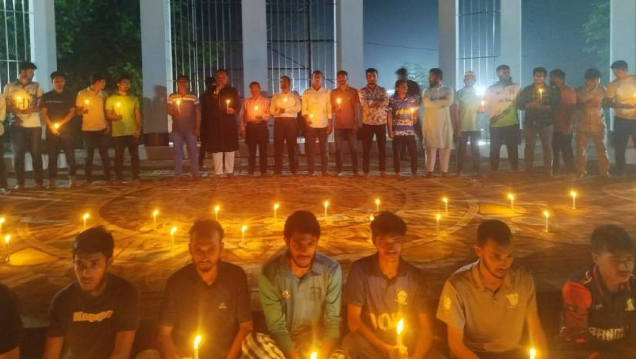 বিশ্ববিদ্যালয়ের কেন্দ্রীয় শহিদ মিনারে মোমবাতি প্রজ্বালন করা হয়