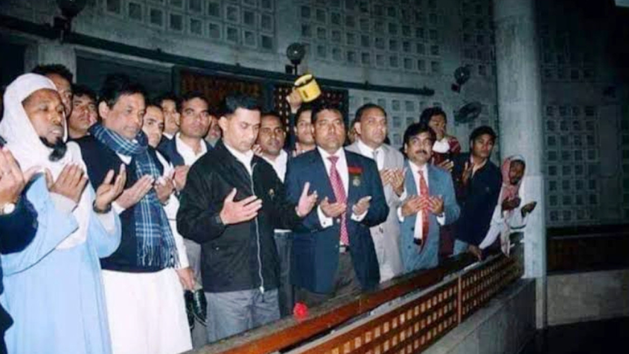 শেখ মুজিবুর রহমানের কবর জিয়ারত করছেন তারেক রহমান