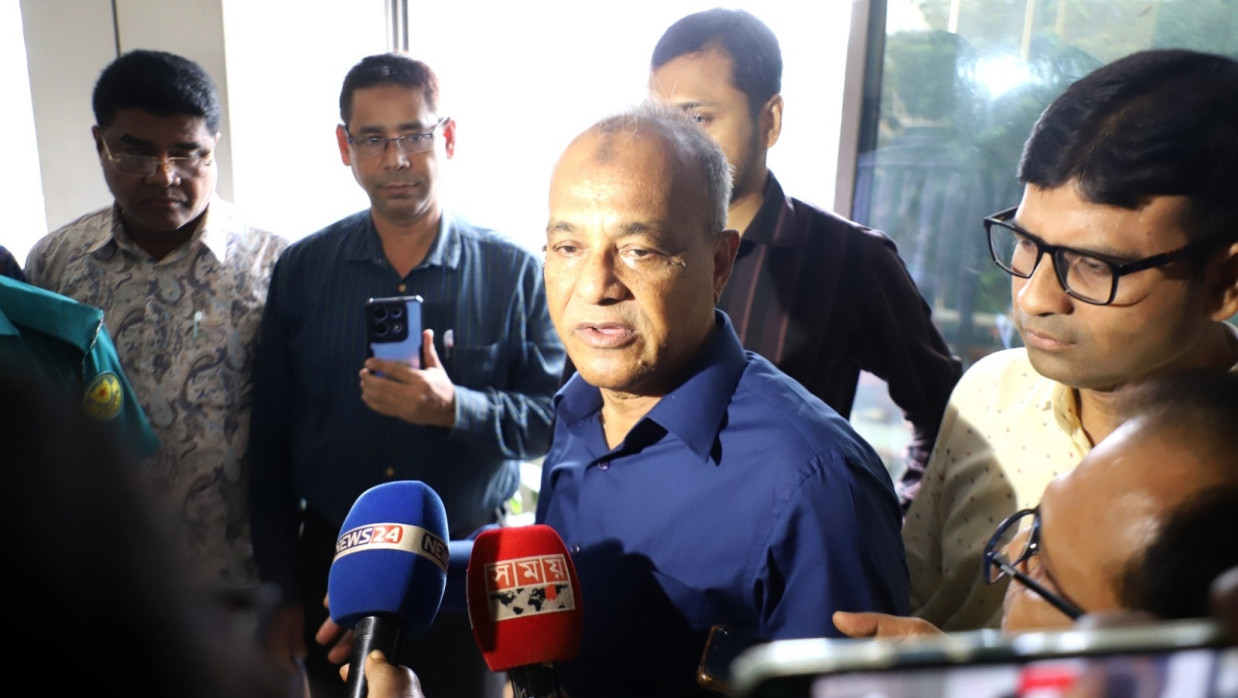 সাংবাদিকদের সঙ্গে আলাপকালে স্বরাষ্ট্র উপদেষ্টা