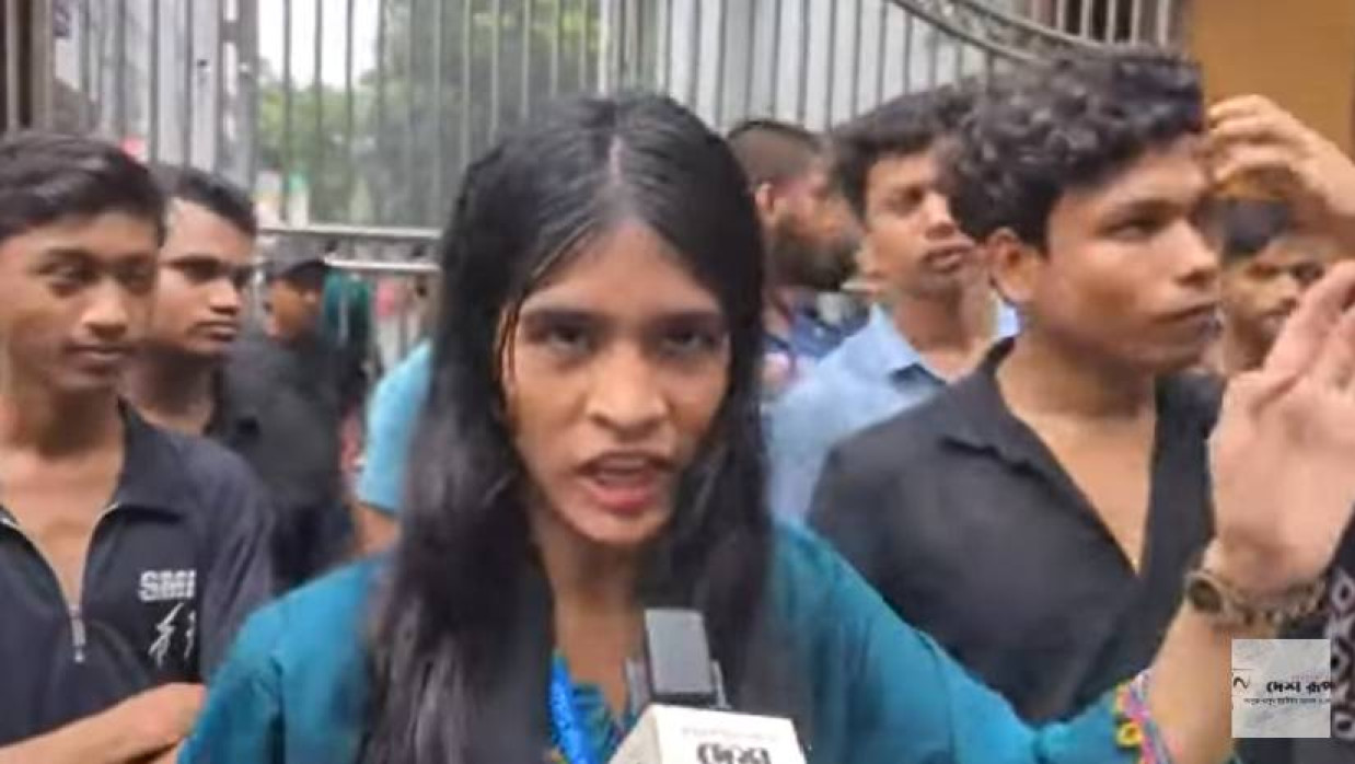 ঢাকা শিক্ষা বোর্ডের সামনে বিক্ষোভ