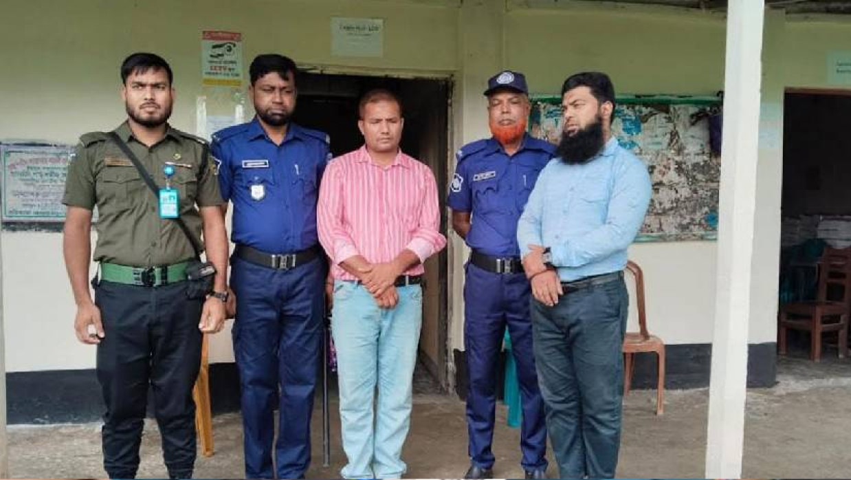 আটক হওয়া দুই শিক্ষক  