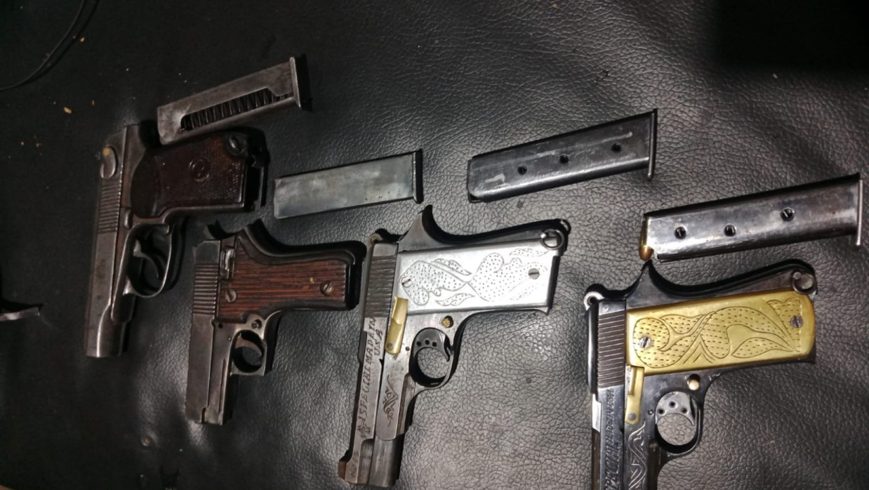 বরুমছড়া এলাকায় পুলিশের অভিযানে উদ্ধার অস্ত্র ও নগদ টাকা। 