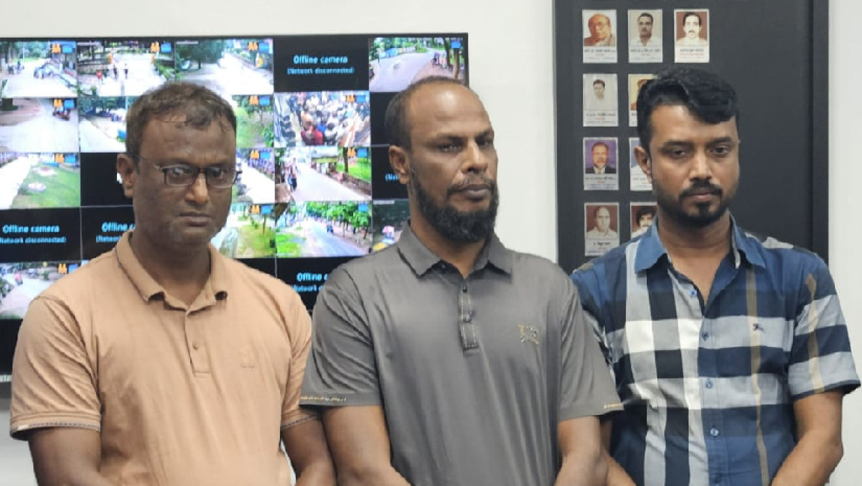 রাবিতে তিনজন আওয়ামীপন্থী কর্মকর্তাকে গ্রেপ্তার করেছে পুলিশ