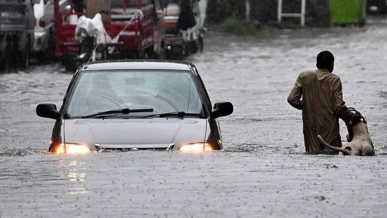 রাওয়ালপিন্ডি শহরে ডুবে যাওয়া রাস্তা