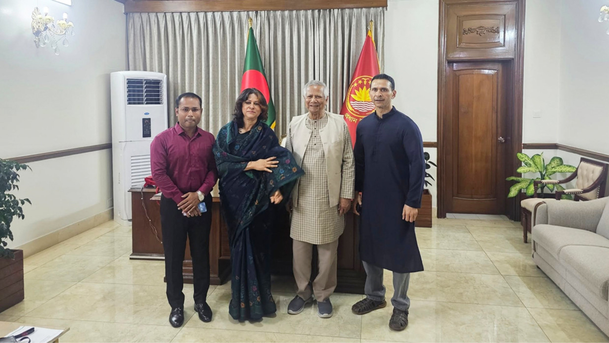 প্রধান উপদেষ্টা ড. মুহাম্মদ ইউনূসের সঙ্গে শারমিন আহমদ ও সোহেল তাজ