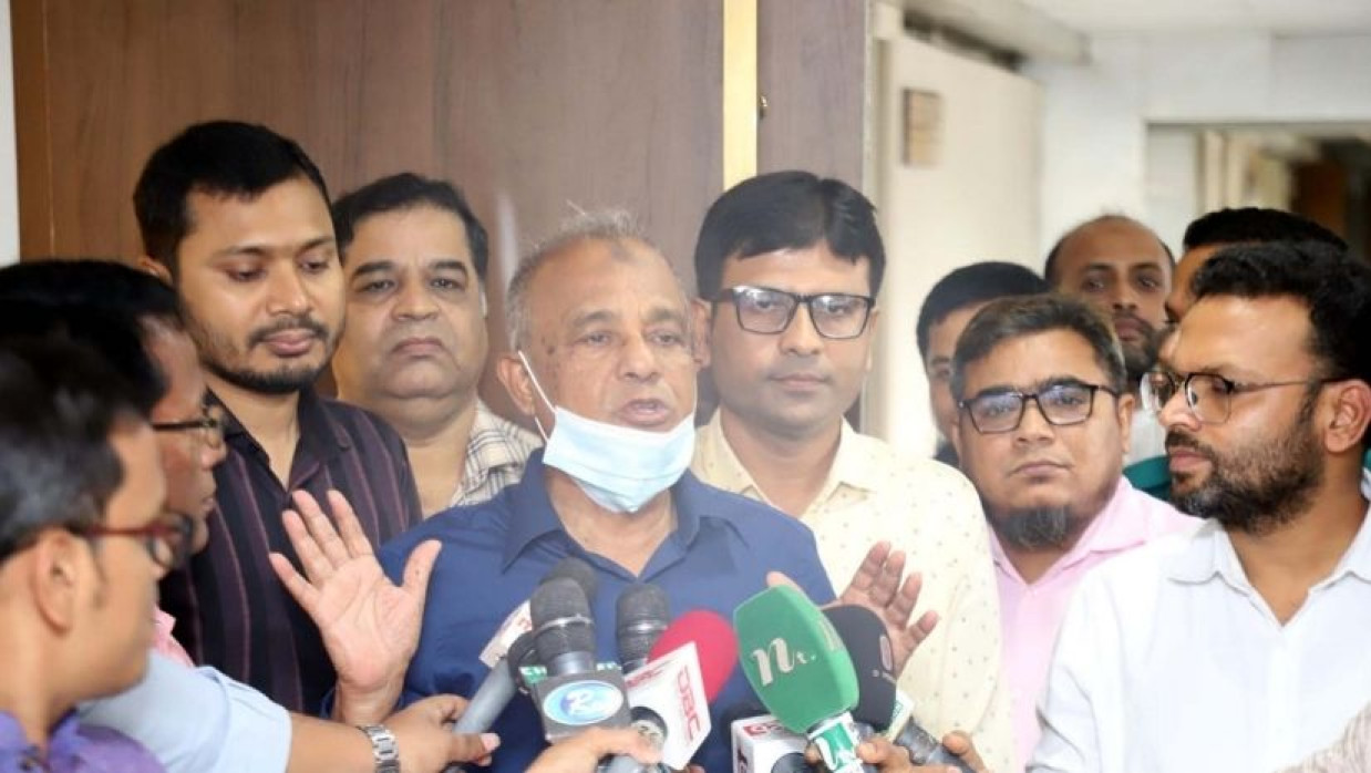 সচিবালয়ে স্বরাষ্ট্র মন্ত্রণালয়ে সাংবাদিকদের সঙ্গে কথা বলেন স্বরাষ্ট্র উপদেষ্টা