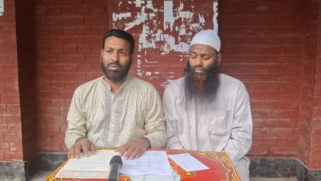 ফারসি ভাষা ও সাহিত্য বিভাগের সাবেক শিক্ষার্থী আজমল হোসেন সংবাদ সম্মেলন করে অভিযোগ জানান (বাঁয়ে)