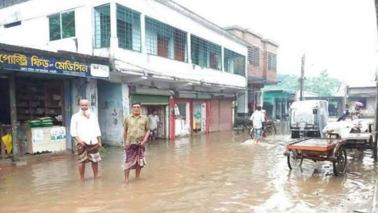 জলাবদ্ধতায় দুর্ভোগে স্থানীরা ।