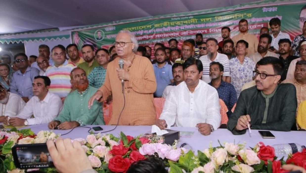 সমাবেশে বক্তব্য রাখছেন রুহুল কবির রিজভী