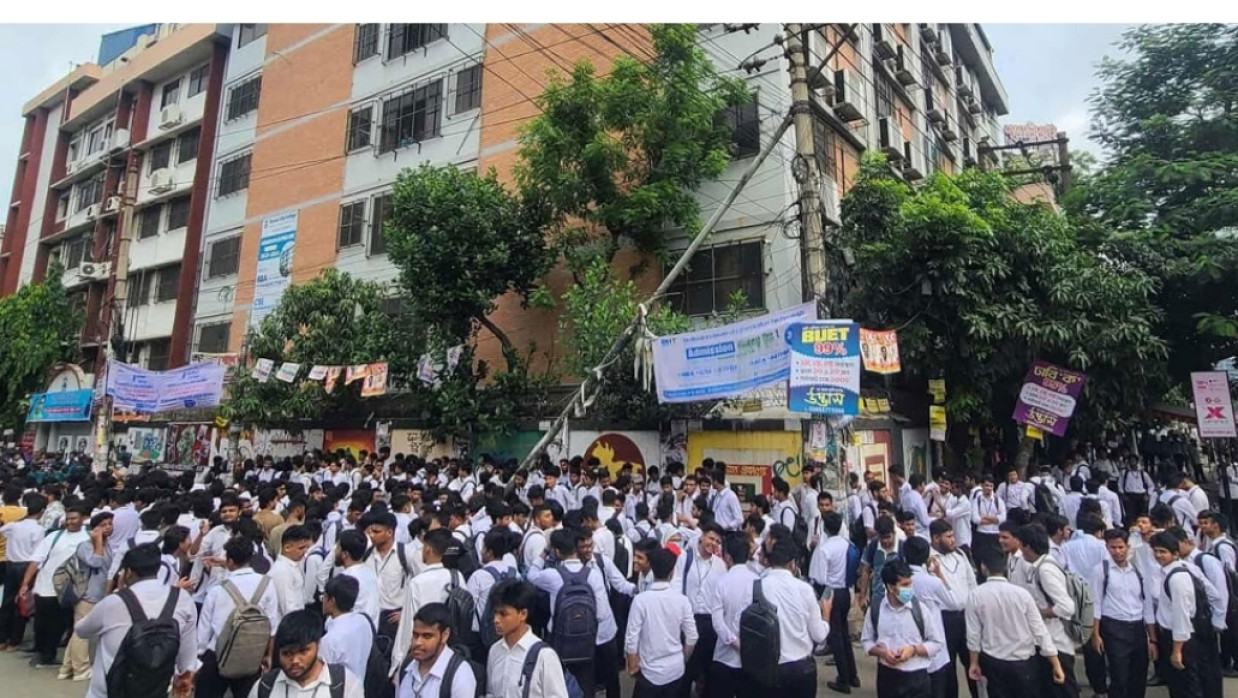 অধ্যক্ষের পদত্যাগ দাবিতে শিক্ষার্থীরা