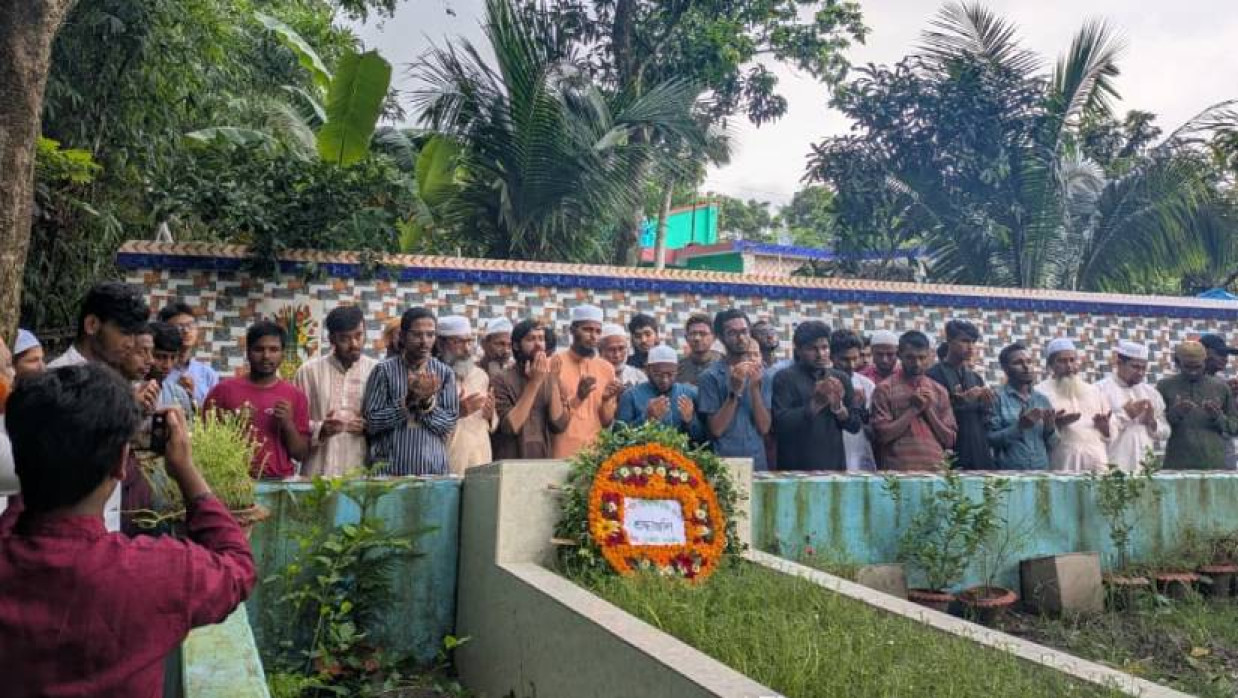 শহীদ আসিফ হাসানের কবর জিয়ারত করা হচ্ছে