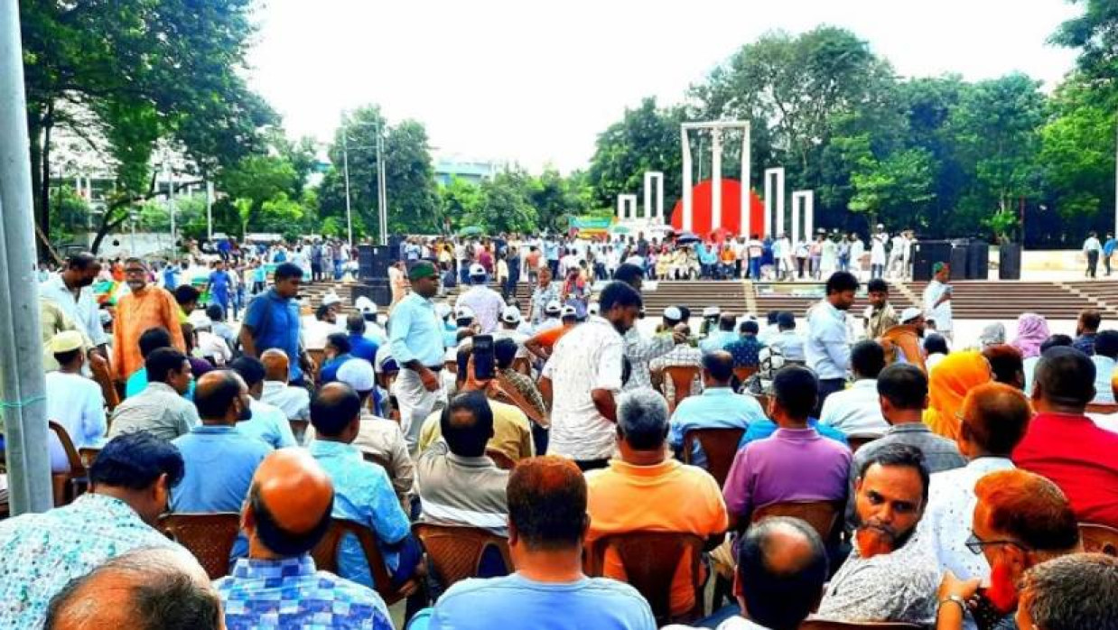কেন্দ্রীয় শহীদ মিনারে মহাসমাবেশ করেছেন সারা দেশের প্রাথমিক বিদ্যালয়ের শিক্ষকেরা