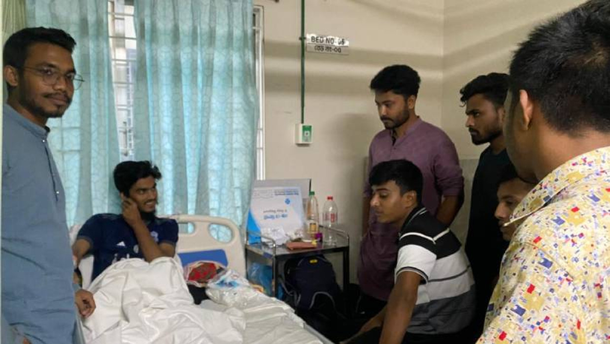 আহত শিক্ষার্থীর মোহাম্মদ তুহিনের পাশে ডিআইইউ শাখা ছাত্রদলের নেতাকর্মীরা