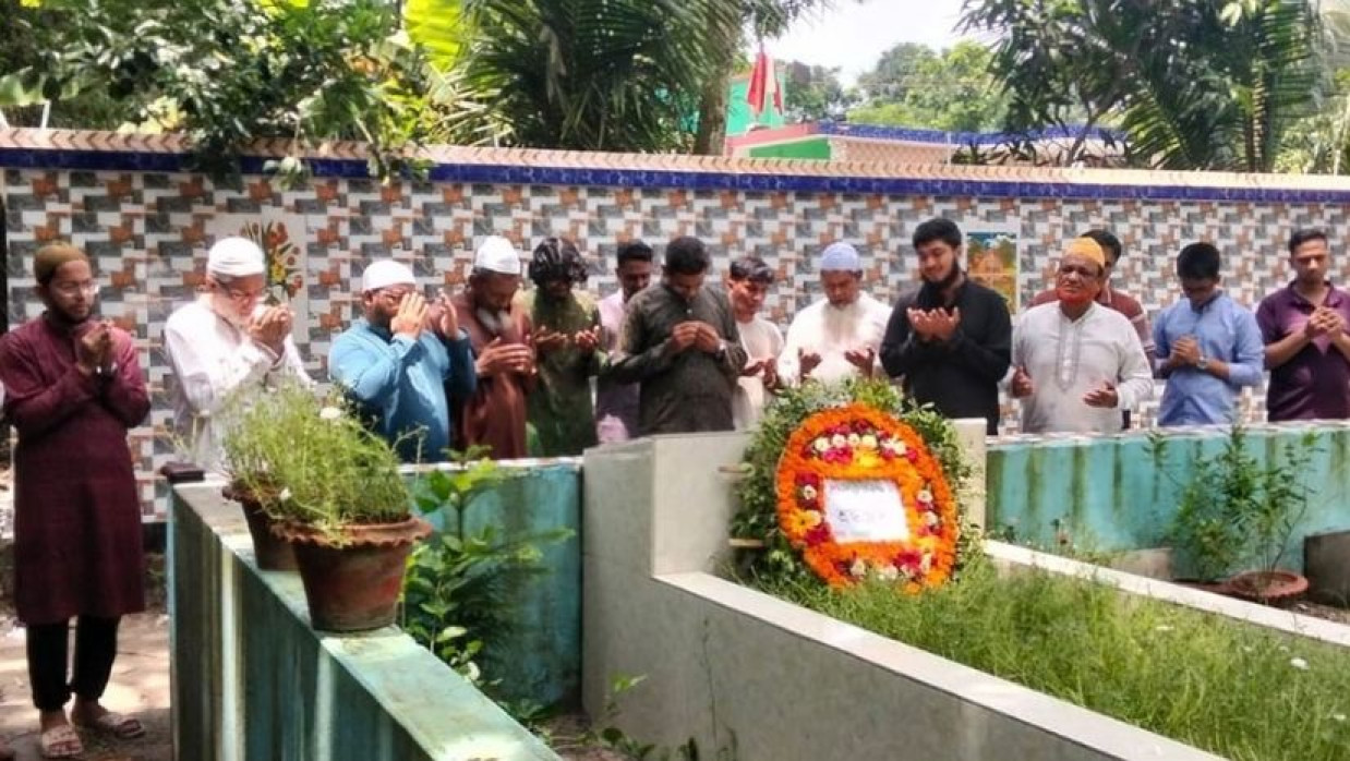 শহীদ আসিফের হাসানের কবর জিয়ারত করেছে নর্দান ইউনিভার্সিটির একটি প্রতিনিধি দল