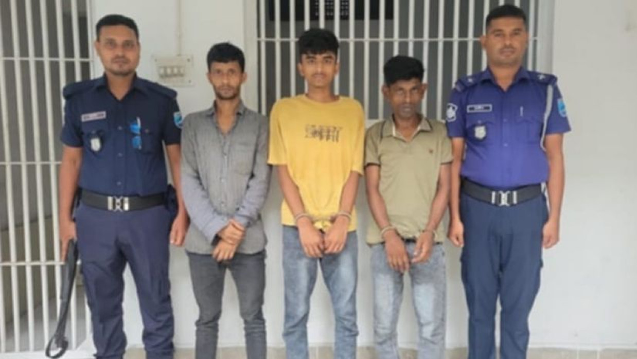 ৩ ডাকাতকে গ্রেপ্তার করে পুলিশ