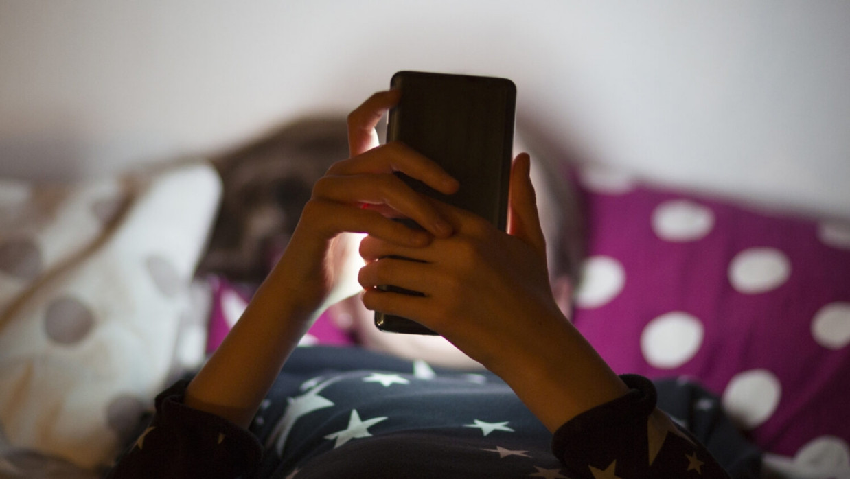 টানা রিলস দেখে যেভাবে বিপদ ডেকে আনছেন