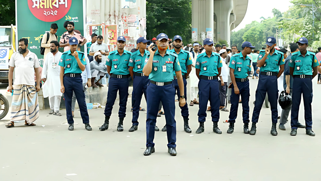সমাবেশকে কেন্দ্র করে ইউনিফর্মধারী পুলিশের সদস্যরা নিরাপত্তায় রয়েছে