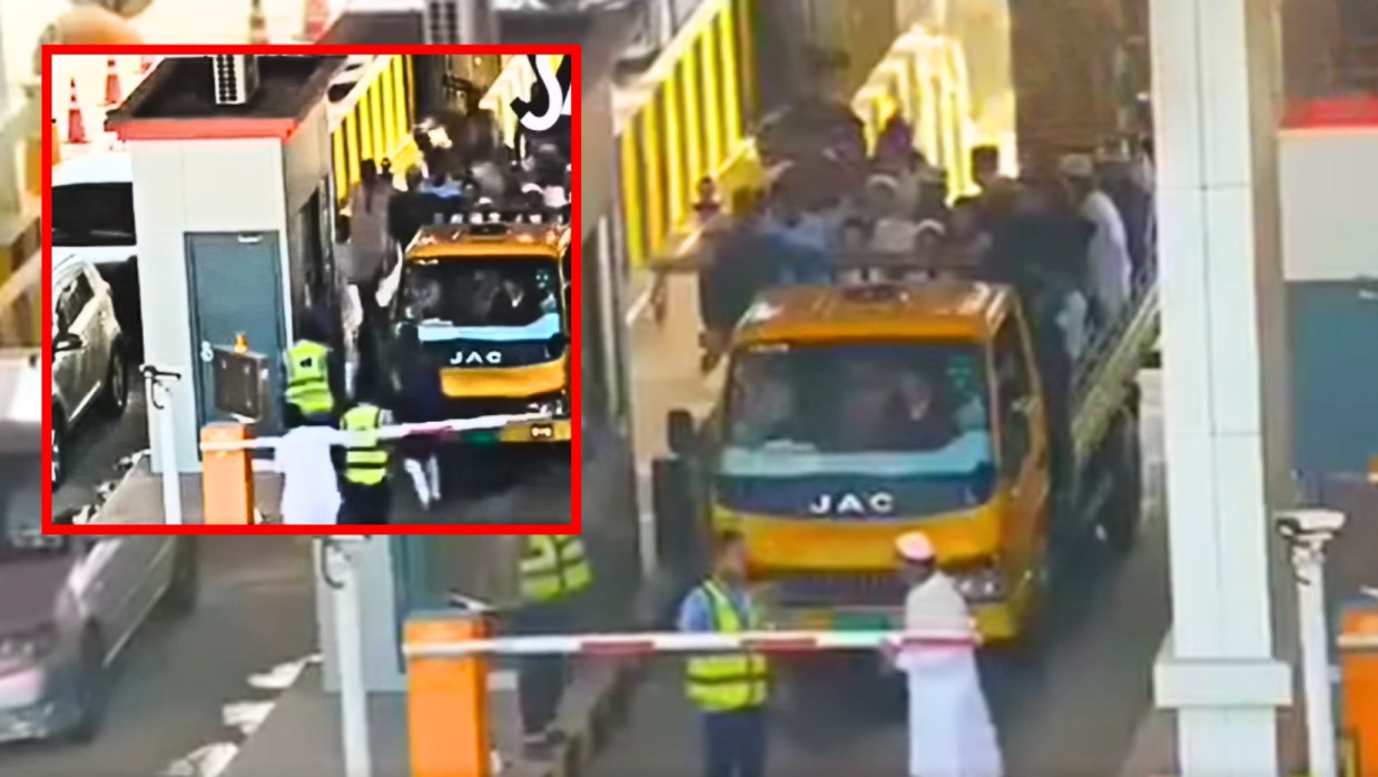 টোলপ্লাজায় ভাঙচুর-হামলা করছে পিকআপে থাকা ব্যক্তিরা