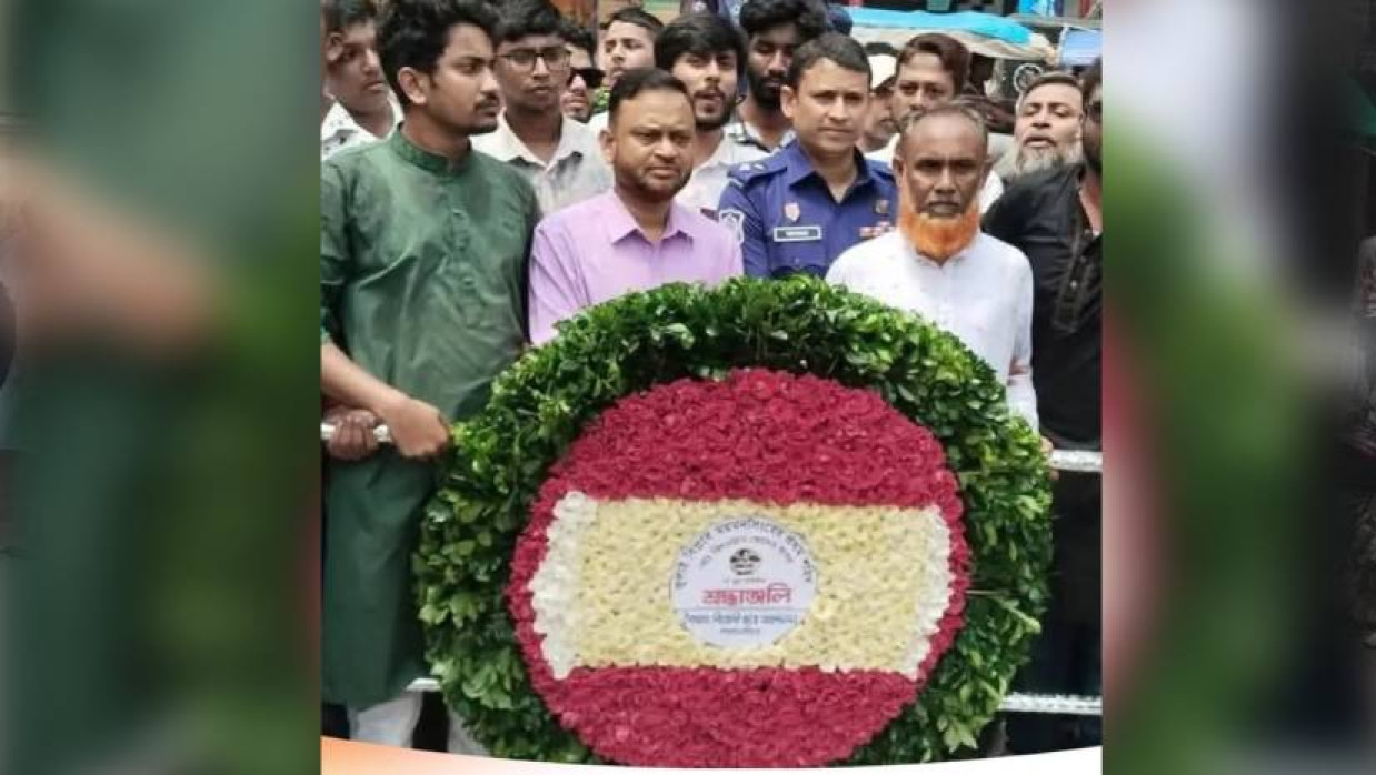 ত্রিশাল বাসস্ট্যান্ড মোড়ে নির্মিত শহীদ সাগরের স্মৃতিস্তম্ভে পুষ্পস্তবক অর্পণ করেন সর্বস্তরের মানুষ