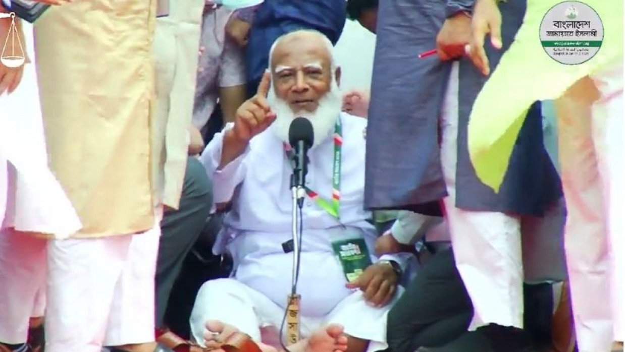 স্টেজে বসে বক্তব্য দেন জামায়াতে ইসলামীর আমির