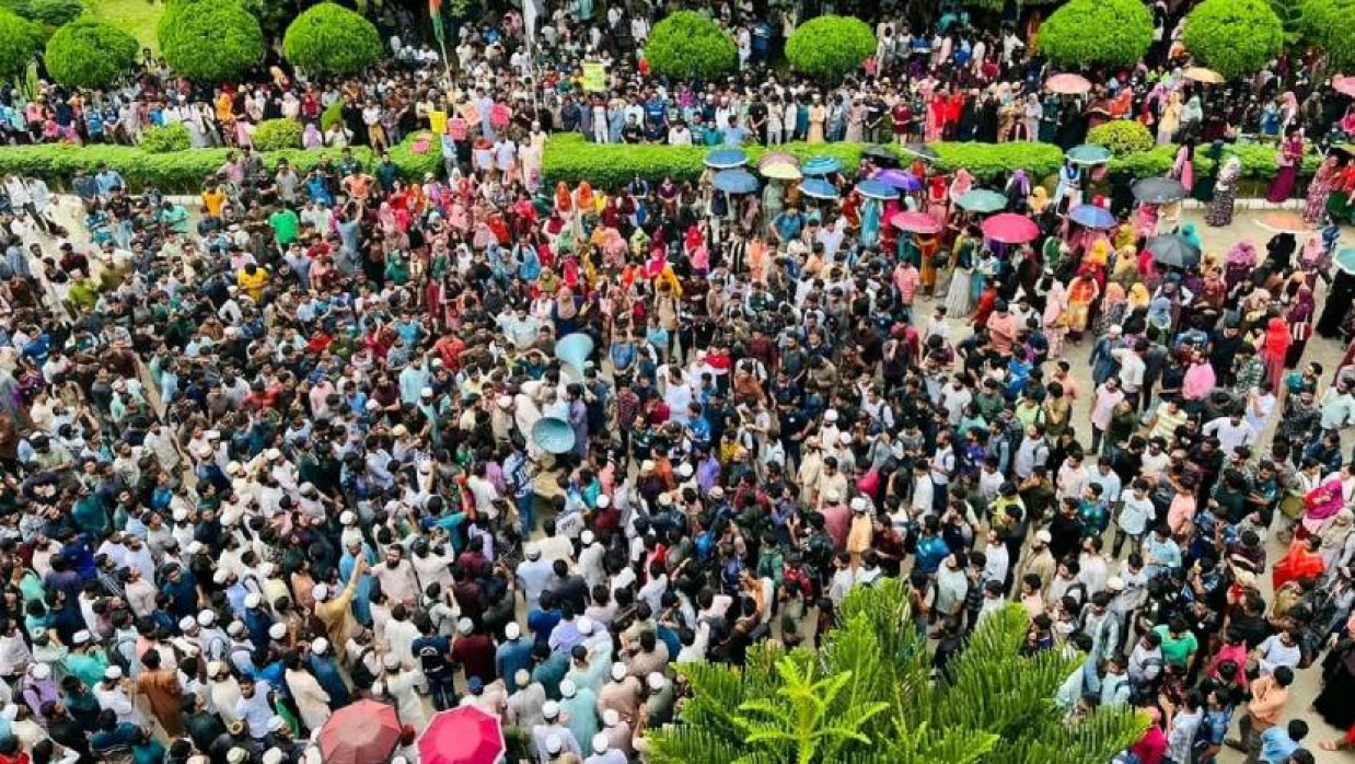 শনিবার বেলা ১১টা থেকেই প্রশাসন ভবনের সামনে অবস্থান নেন বিক্ষুব্ধ শিক্ষার্থীরা