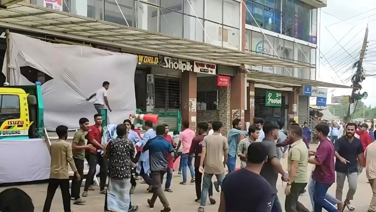 এনসিপির মঞ্চ ভাঙচুর করে বিএনপি নেতাকর্মীরা