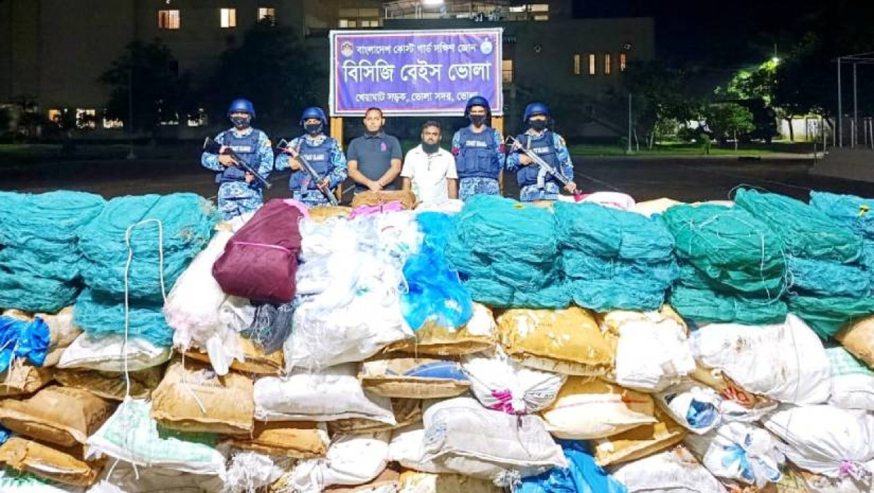 অভিযানে জব্দ করা জাল ও পলিথিন