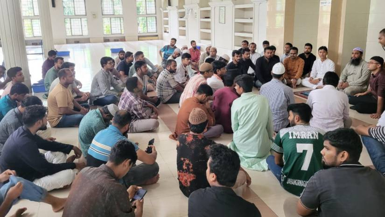 বিশ্ববিদ্যালয়ের কেন্দ্রীয় জামে মসজিদে এই দোয়া মাহফিলের আয়োজন করা হয়