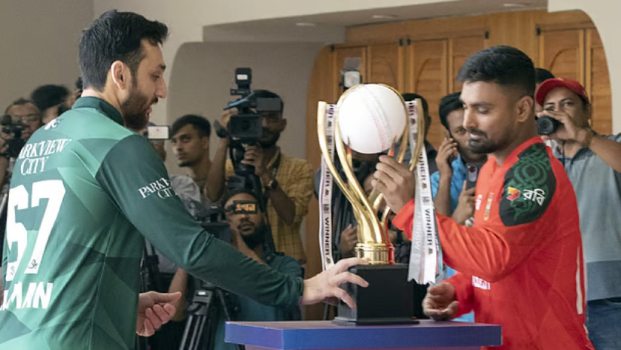 লিটন দাশ ও সালমান আগা দুজনের হাত যখন ট্রফিতে