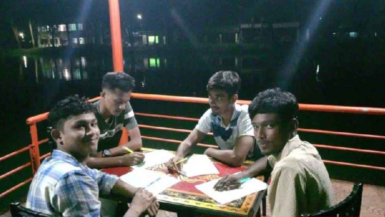 চার শিক্ষার্থী পড়ালেখা করছেন 