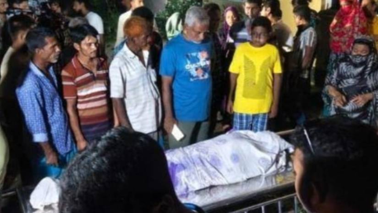 নিহত ব্যক্তির মরদেহ ঘিরে আছেন কয়েকজন