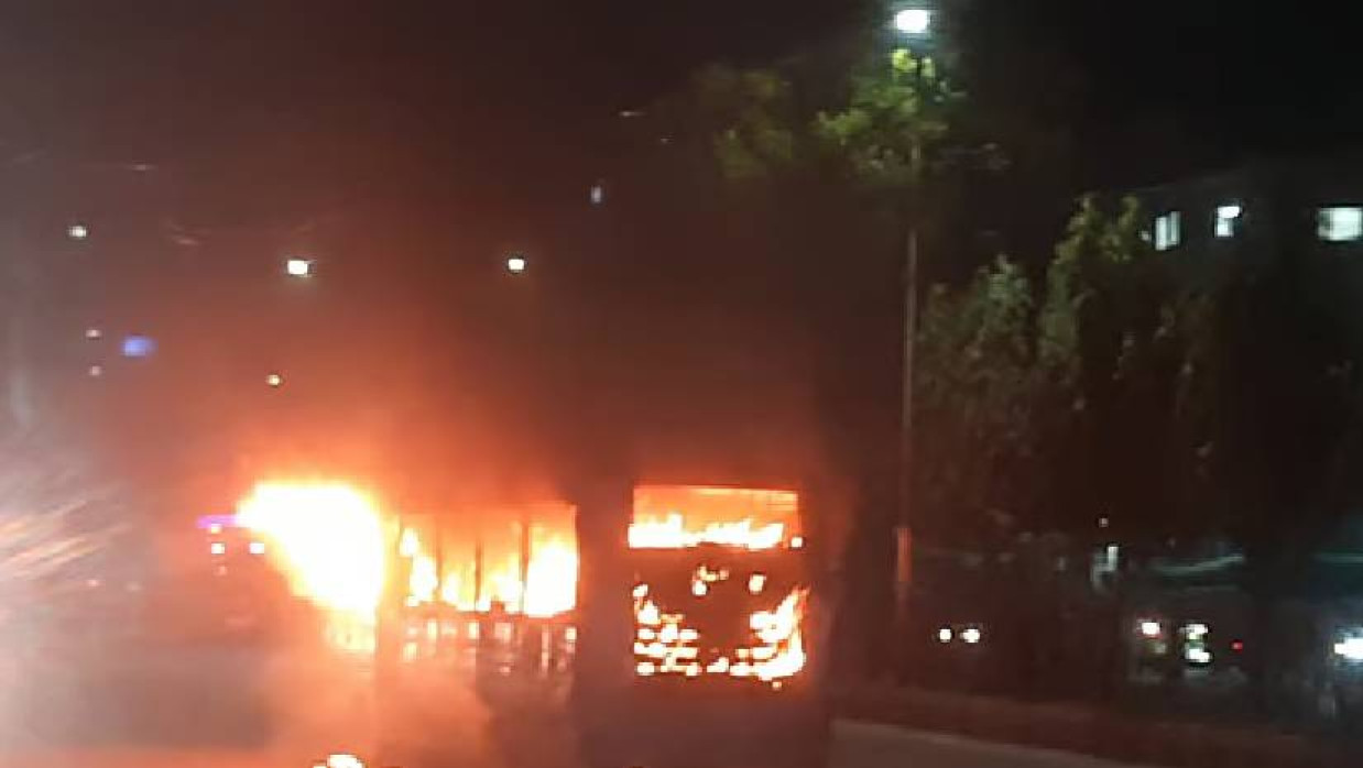 পল্লবীতে বিহঙ্গ পরিবহনের একটি বাসে আগুন দিয়েছে দুর্বৃত্তরা