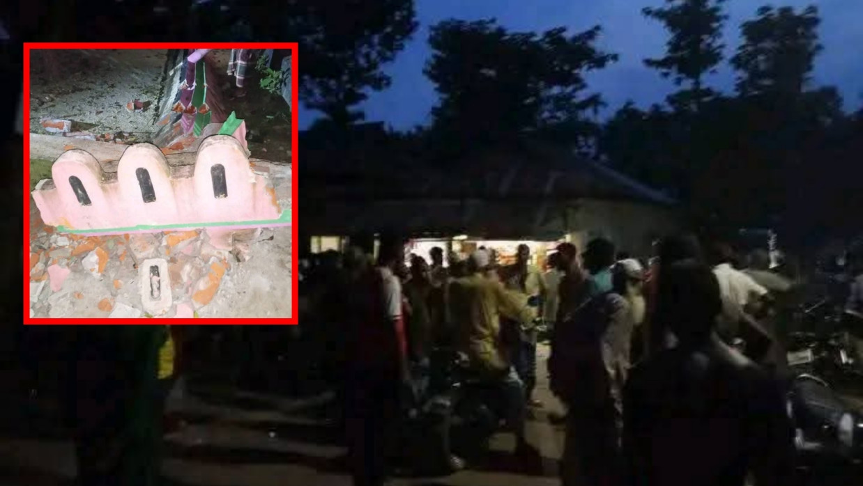 মসজিদের ছাদের কার্নিস (রেলিং)  ভেঙে পড়া অংশ