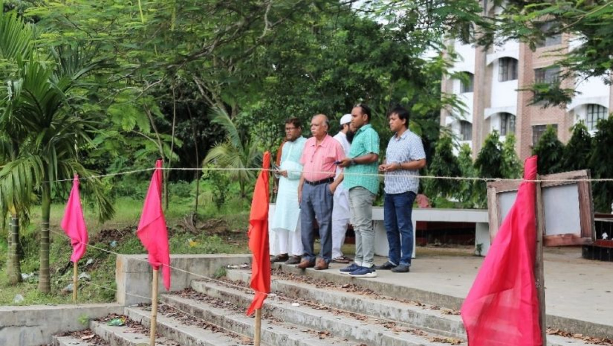 আজিজুর রহমান হল সংলগ্ন পুকুর পরিদর্শনে শিক্ষকরা